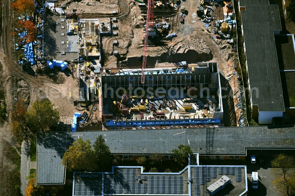 Mannheim from above - Conversion construction site on the site of the former SULLIVAN US barracks - with the new school building on the grounds of the New Franklin City - Elementary School on Wasserwerkstrasse in Mannheim in the state Baden-Wurttemberg, Germany