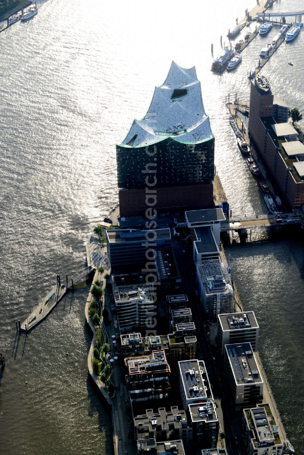 Aerial photograph Hamburg - The Elbe Philharmonic Hall on the river bank of the Elbe in Hamburg