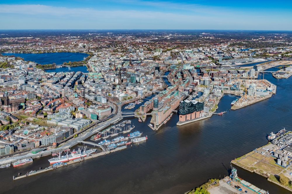 Hamburg from the bird's eye view: The Elbe Philharmonic Hall on the river bank of the Elbe in Hamburg