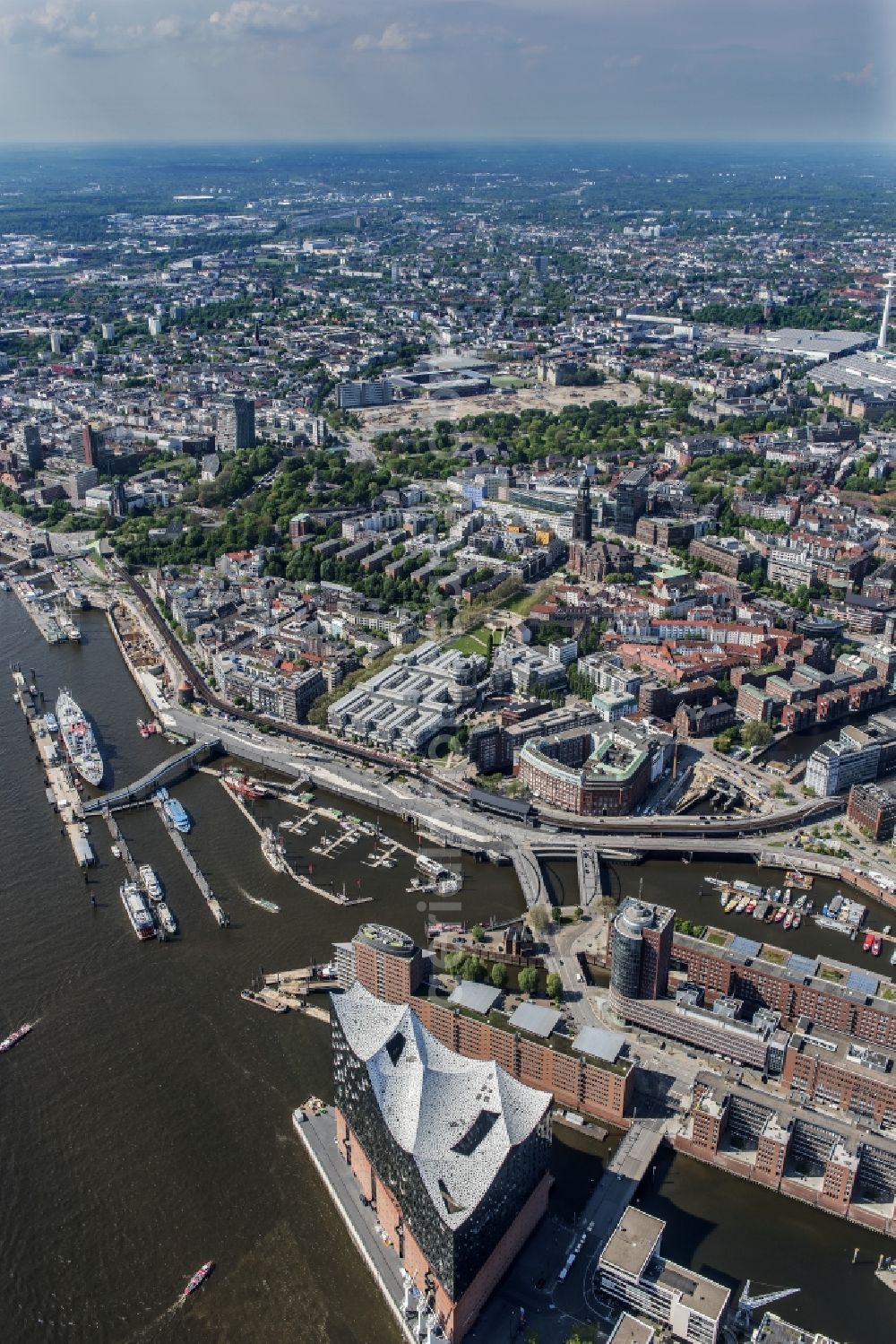 Aerial photograph Hamburg - The Elbe Philharmonic Hall on the river bank of the Elbe in Hamburg