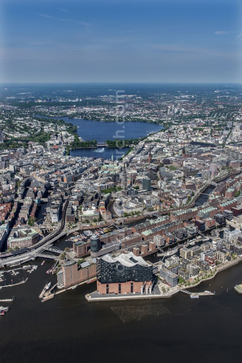 Aerial photograph Hamburg - The Elbe Philharmonic Hall on the river bank of the Elbe in Hamburg