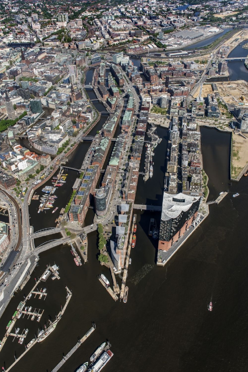 Hamburg from the bird's eye view: The Elbe Philharmonic Hall on the river bank of the Elbe in Hamburg