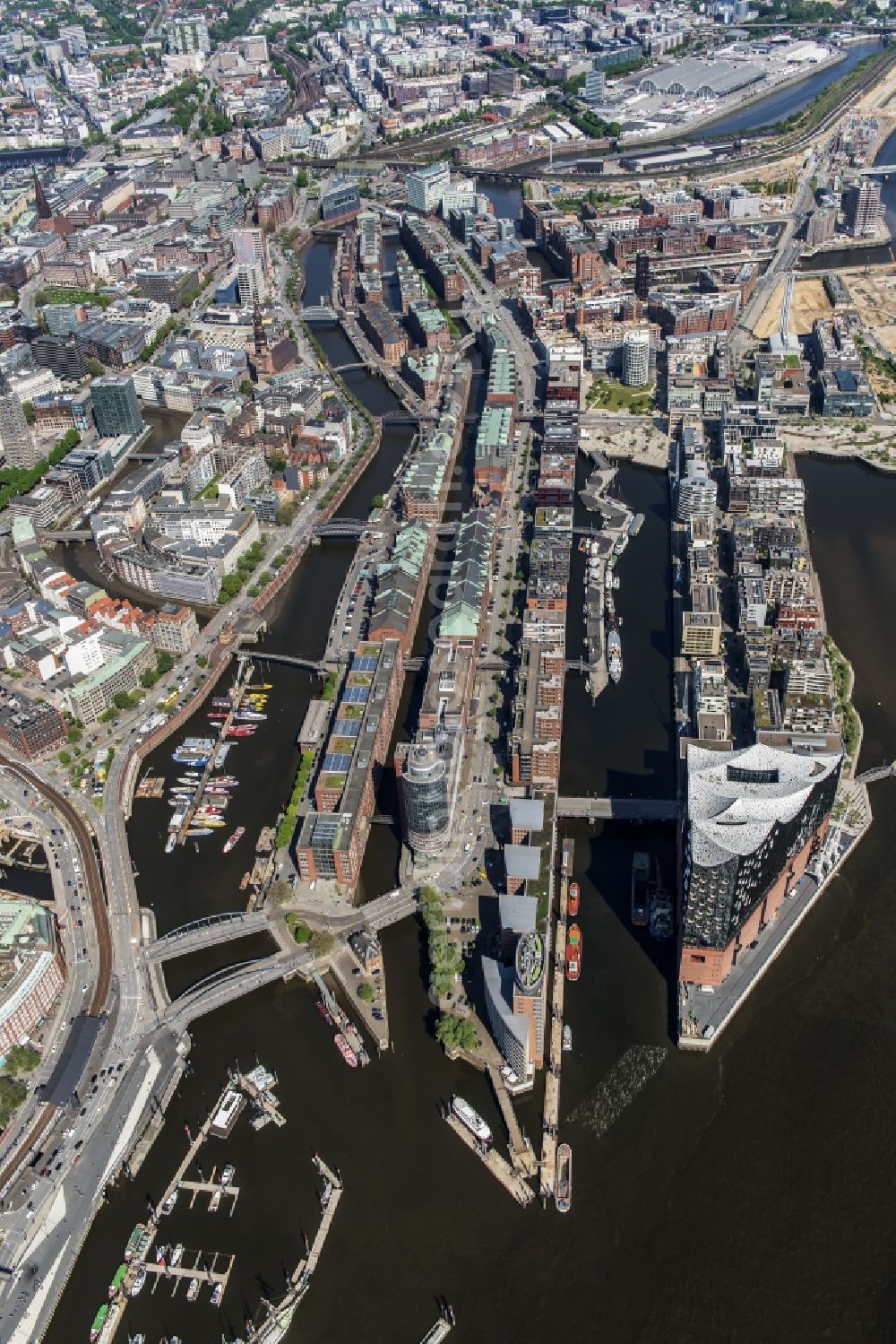 Aerial image Hamburg - The Elbe Philharmonic Hall on the river bank of the Elbe in Hamburg