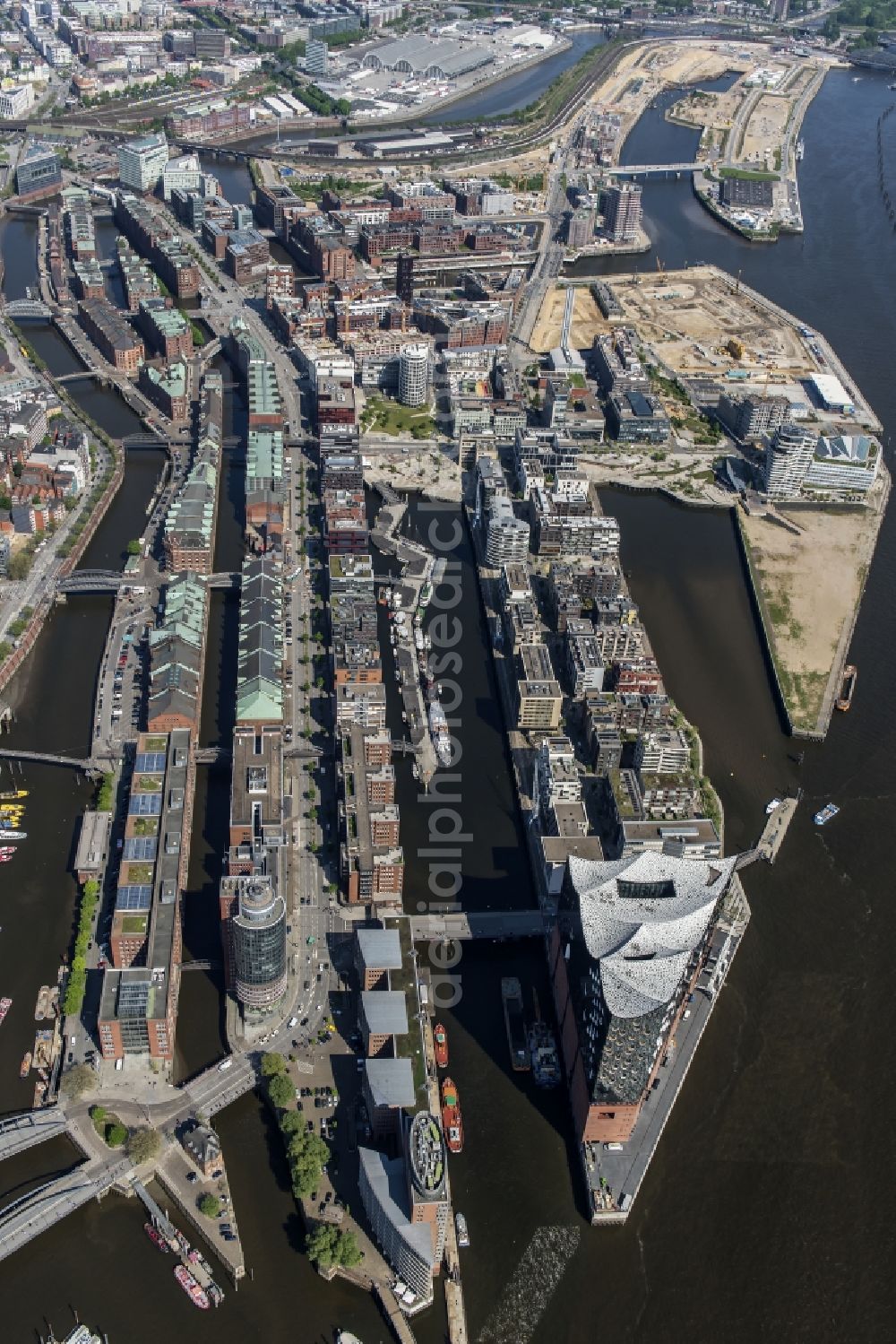 Aerial photograph Hamburg - The Elbe Philharmonic Hall on the river bank of the Elbe in Hamburg