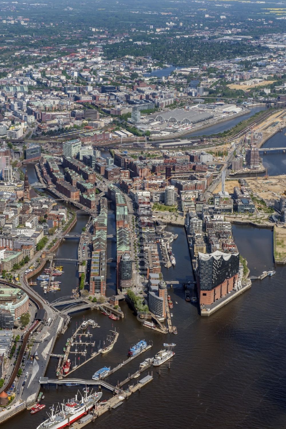 Hamburg from the bird's eye view: The Elbe Philharmonic Hall on the river bank of the Elbe in Hamburg