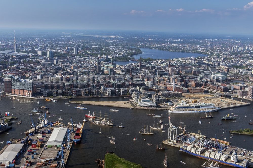 Hamburg from the bird's eye view: The Elbe Philharmonic Hall on the river bank of the Elbe in Hamburg