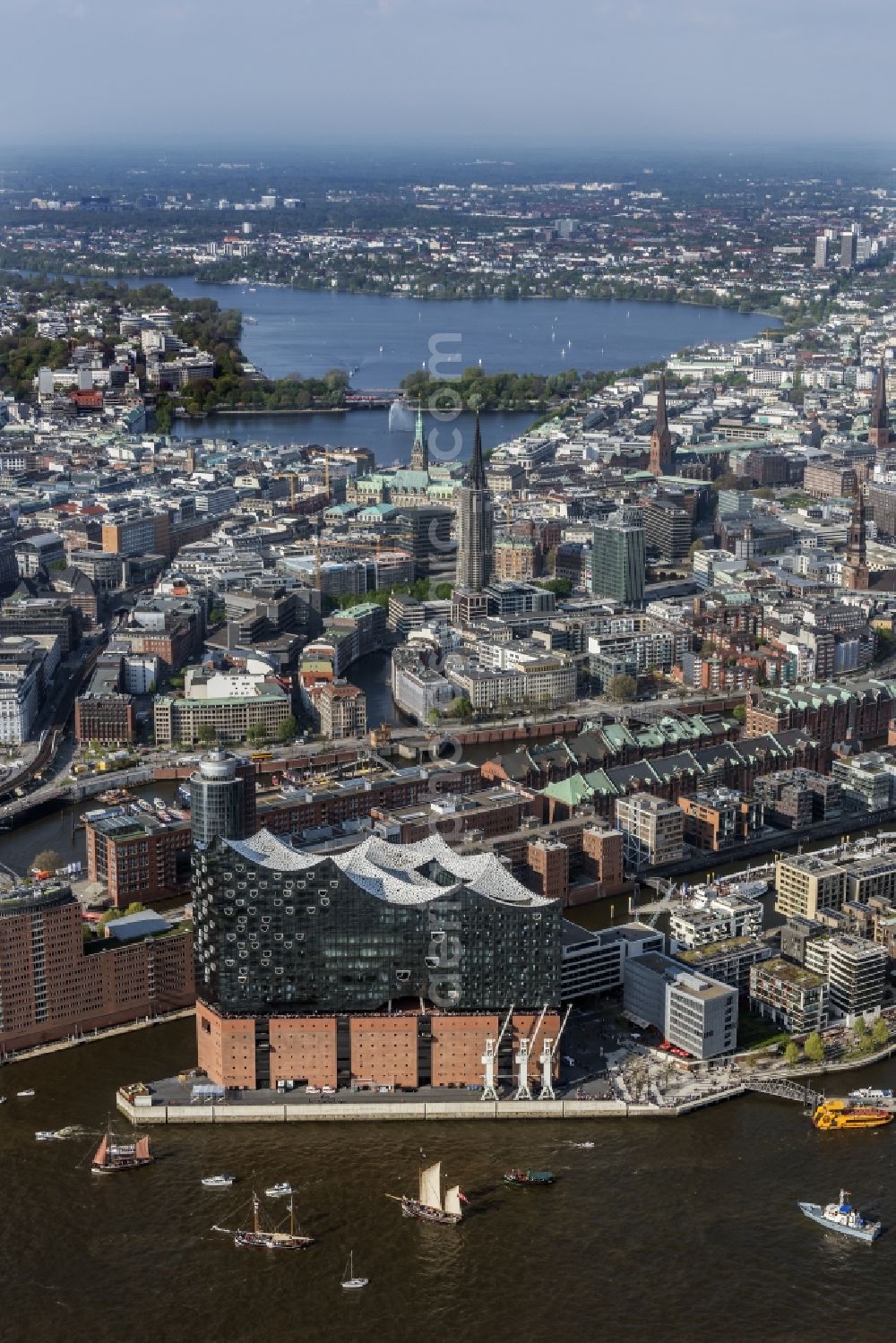 Aerial image Hamburg - The Elbe Philharmonic Hall on the river bank of the Elbe in Hamburg