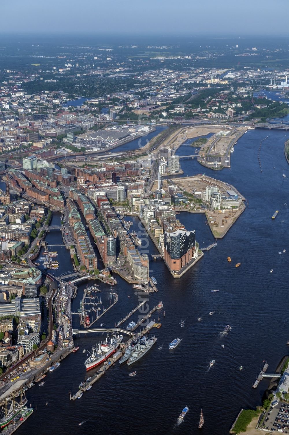 Hamburg from the bird's eye view: The Elbe Philharmonic Hall on the river bank of the Elbe in Hamburg