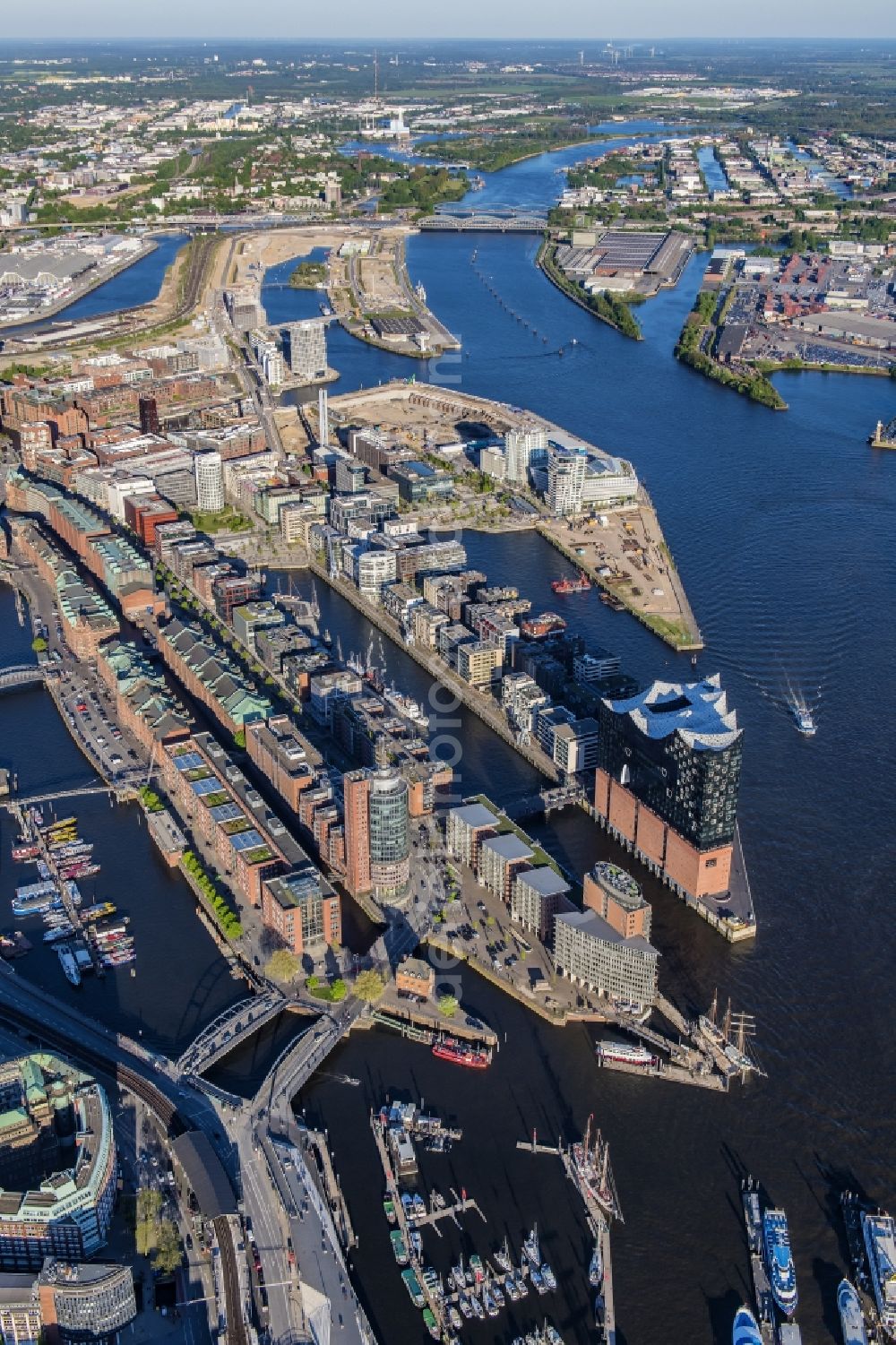 Aerial photograph Hamburg - The Elbe Philharmonic Hall on the river bank of the Elbe in Hamburg