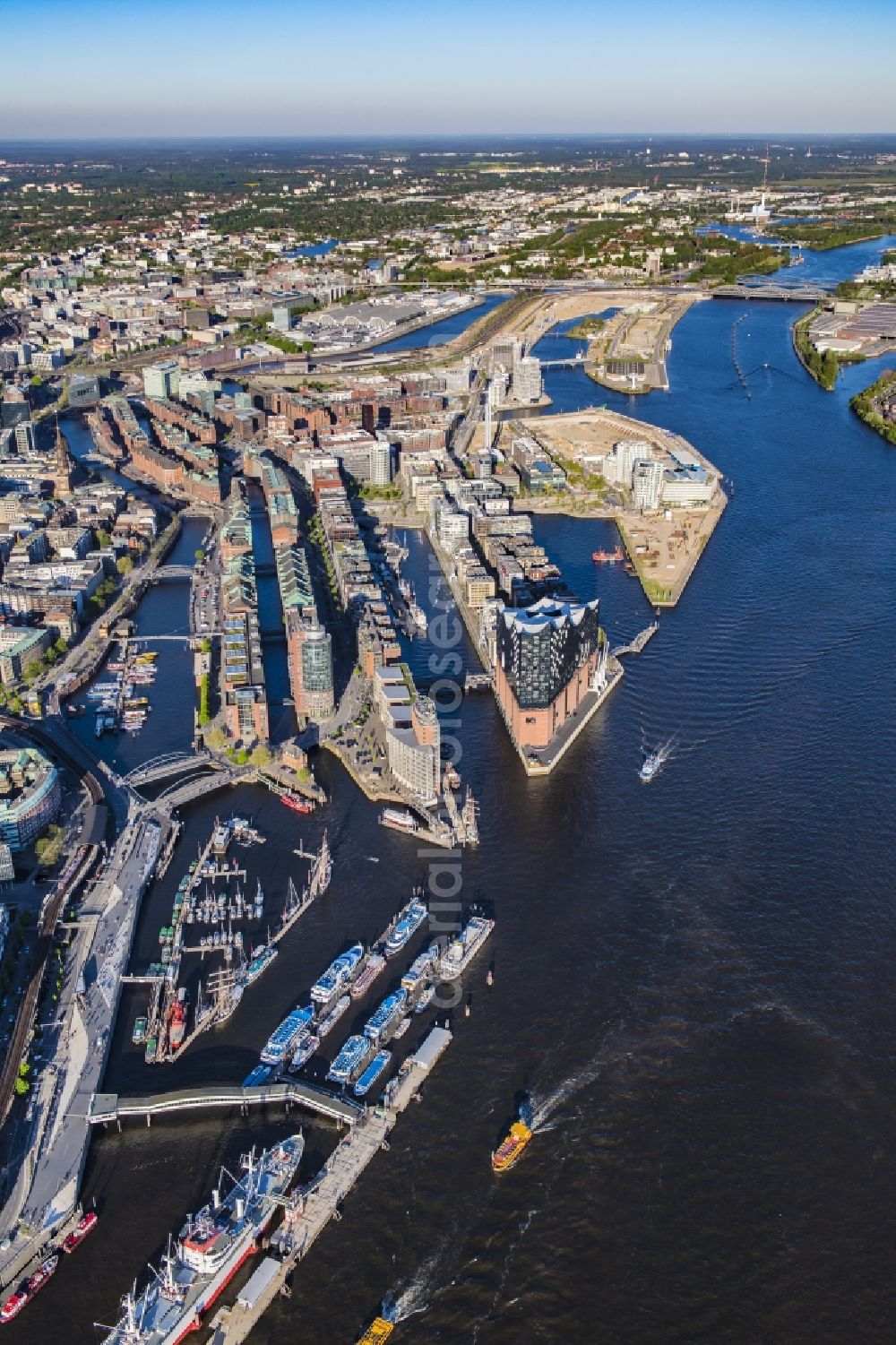 Hamburg from above - The Elbe Philharmonic Hall on the river bank of the Elbe in Hamburg