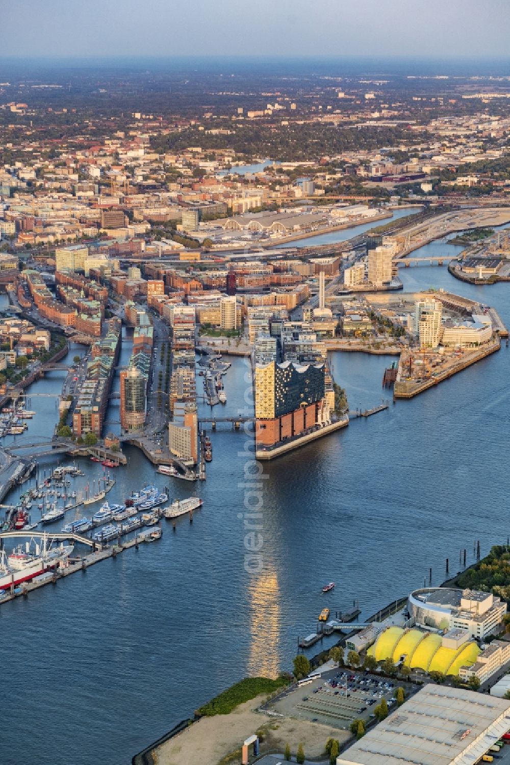 Aerial photograph Hamburg - The Elbe Philharmonic Hall at sunset on the river bank of the Elbe in Hamburg