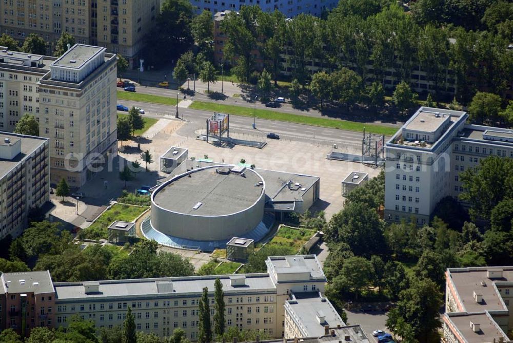 Berlin from the bird's eye view: Das ehemalige Kino Kosmos ist nach dessen Schließung ein Veranstaltungsort für Events und Parties. Adresse: Karl-Marx-Allee 131a, Geschäftsführung: Mirko Kahle; Tel.: 030/ 400481-30, Fax: 030/ 400481-50, Homepage: