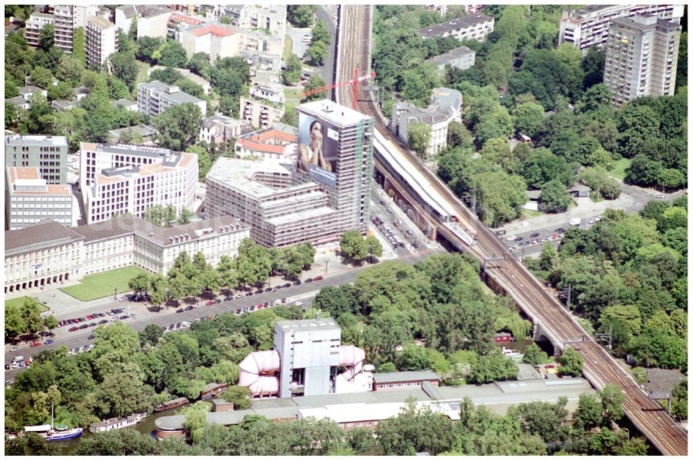 Aerial photograph Berlin-Tiergarten - 03.06.2004 Berlin-Tiergarten Bau der KPM Niederlasssung an der Straße des 17. Juni am S-Bahnhof Tiergarten.