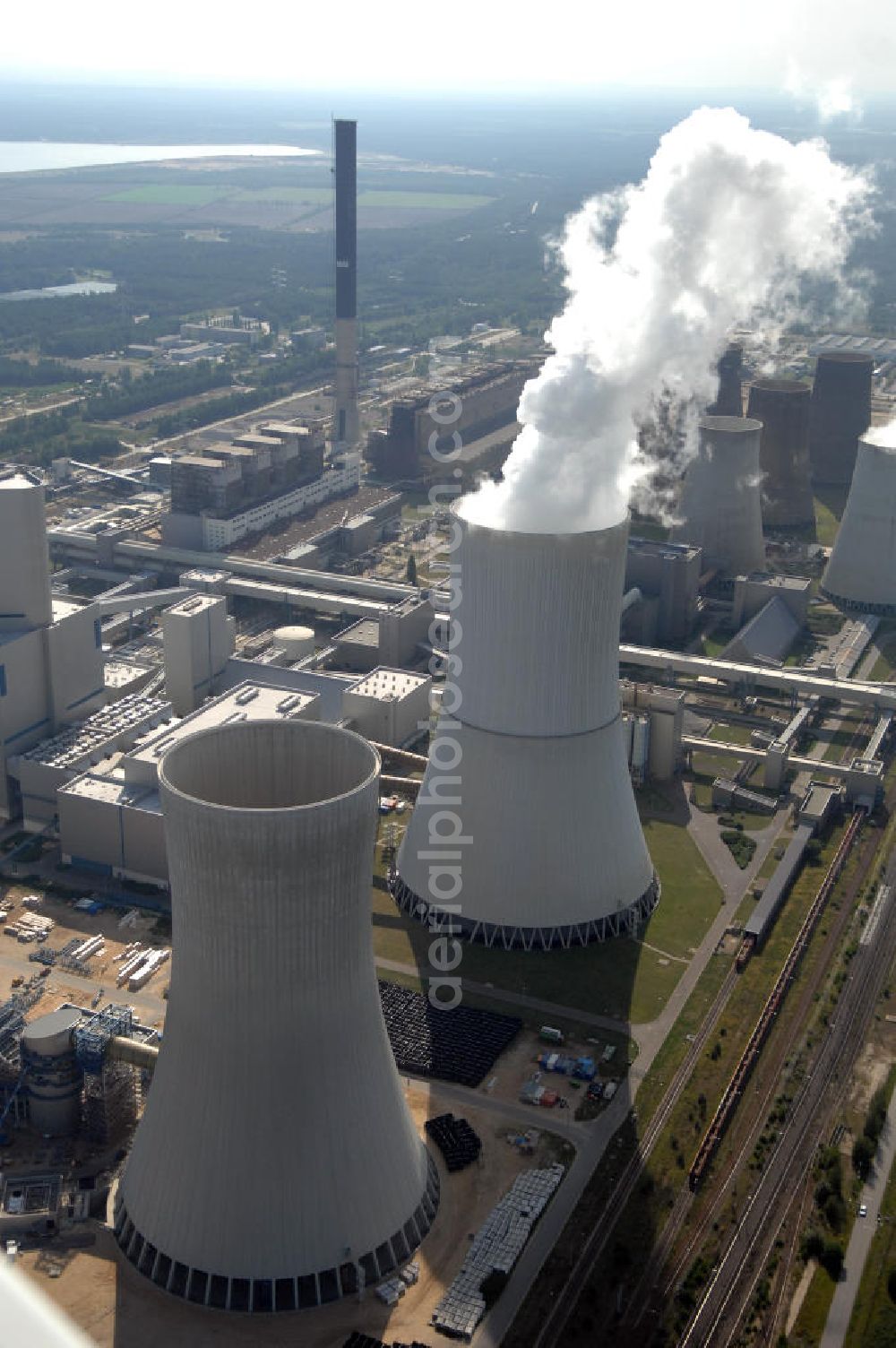 Boxberg (Oberlausitz) from above - Blick auf das Kraftwerk Boxberg, ein Braunkohlekraftwerk in der Oberlausitz. Es erreicht eine Leistung von 1900 Megawatt, verteilt auf drei Kraftwerksblöcke. Bis zum Jahr 2011 entsteht am Standort ein weiterer Kraftwerksblock mit einer Leistung von 675 MW. Um diesen mit Kohle zu versorgen, wurde der gestundete Tagebau Reichwalde durch Vattenfall Europe Mining (ehemals LAUBAG) wieder aktiviert. Am 16. Oktober 2006 begannen die Erdarbeiten, und am 13. April 2007 fand die Grundsteinlegung für das neue Kraftwerk statt. Kontakt Vattenfall Europe AG: Tel. +49(0)30 818222, Email: info@vattenfall.de; Kontakt TVF ALTWERT GmbH: Tel. +49(0)3542 893820, Email: info@tvf-altwert.de