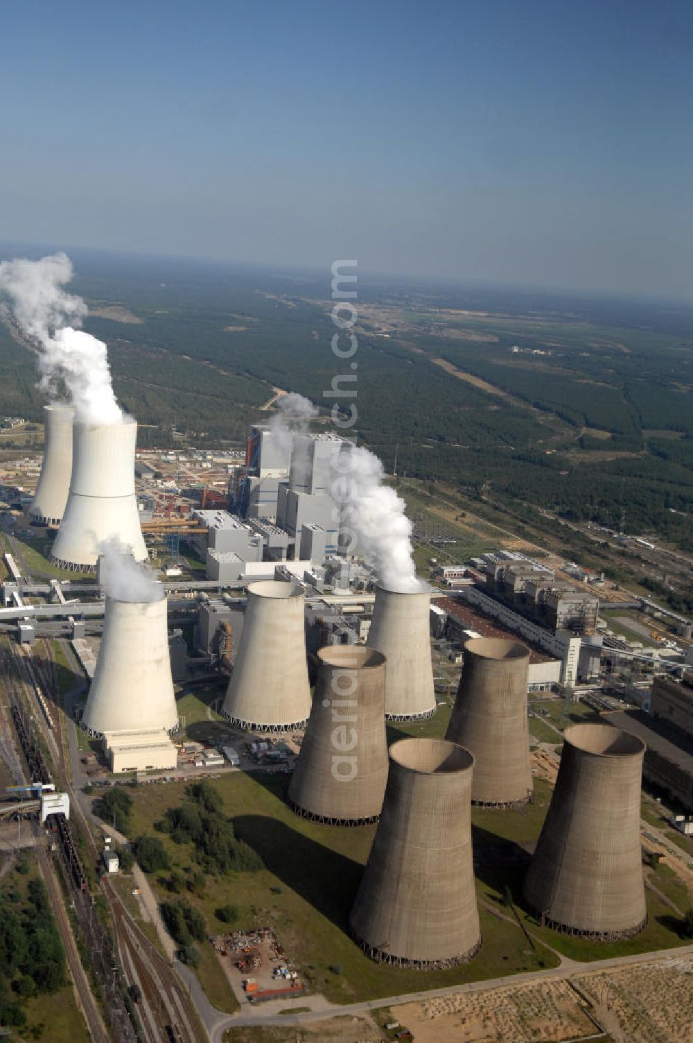 Aerial image Boxberg (Oberlausitz) - Blick auf das Kraftwerk Boxberg, ein Braunkohlekraftwerk in der Oberlausitz. Es erreicht eine Leistung von 1900 Megawatt, verteilt auf drei Kraftwerksblöcke. Bis zum Jahr 2011 entsteht am Standort ein weiterer Kraftwerksblock mit einer Leistung von 675 MW. Um diesen mit Kohle zu versorgen, wurde der gestundete Tagebau Reichwalde durch Vattenfall Europe Mining (ehemals LAUBAG) wieder aktiviert. Am 16. Oktober 2006 begannen die Erdarbeiten, und am 13. April 2007 fand die Grundsteinlegung für das neue Kraftwerk statt. Kontakt Vattenfall Europe AG: Tel. +49(0)30 818222, Email: info@vattenfall.de; Kontakt TVF ALTWERT GmbH: Tel. +49(0)3542 893820, Email: info@tvf-altwert.de