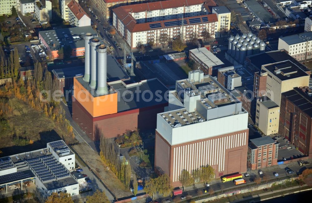 Aerial photograph Berlin OT Charlottenburg - Blick auf das Kraftwerk Charlottenburg in Berlin. Das Heizkraftwerk im Berliner Bezirk Charlottenburg-Wilmersdorf im Ortsteil Charlottenburg befindet sich auf dem so genannten Kalowswerder zwischen der Straße Am Spreebord und der Quedlinburger Straße. Seit 2003 ist der Energiekonzern Vattenfall Europe Eigentümer der Anlage.// View of the power station Charlottenburg in Berlin.