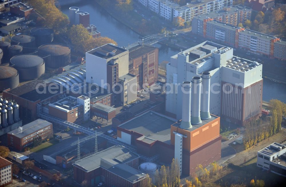 Aerial image Berlin OT Charlottenburg - Blick auf das Kraftwerk Charlottenburg in Berlin. Das Heizkraftwerk im Berliner Bezirk Charlottenburg-Wilmersdorf im Ortsteil Charlottenburg befindet sich auf dem so genannten Kalowswerder zwischen der Straße Am Spreebord und der Quedlinburger Straße. Seit 2003 ist der Energiekonzern Vattenfall Europe Eigentümer der Anlage.// View of the power station Charlottenburg in Berlin.