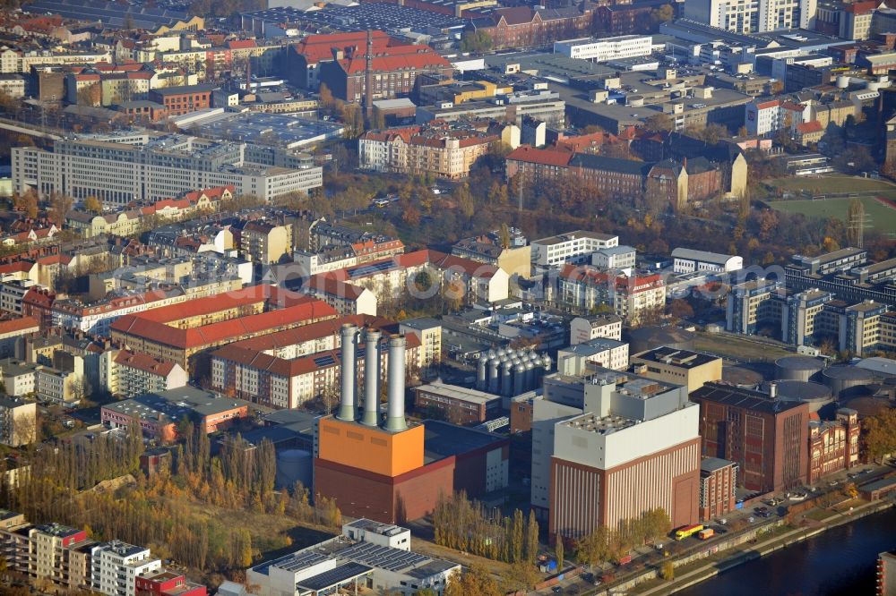 Berlin OT Charlottenburg from the bird's eye view: Blick auf das Kraftwerk Charlottenburg in Berlin. Das Heizkraftwerk im Berliner Bezirk Charlottenburg-Wilmersdorf im Ortsteil Charlottenburg befindet sich auf dem so genannten Kalowswerder zwischen der Straße Am Spreebord und der Quedlinburger Straße. Seit 2003 ist der Energiekonzern Vattenfall Europe Eigentümer der Anlage.// View of the power station Charlottenburg in Berlin.