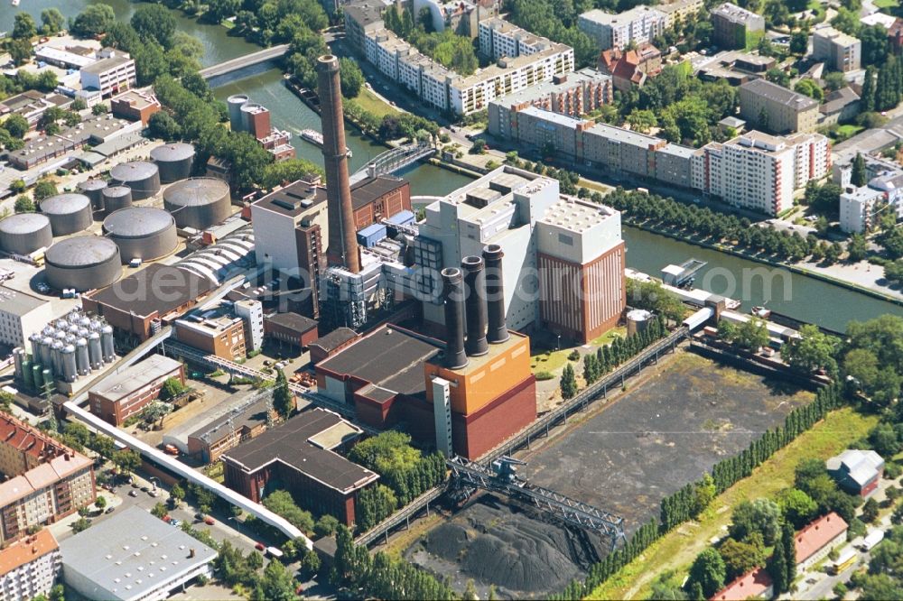 Aerial image Berlin - The power station Charlottenburg is located on the Kalowswerder in the district Berlin-Charlottenburg-Wilmersdorf. At the time of recording, it was owned by the BEWAG. Striking is the high chimney of the old power station, which was later demolished