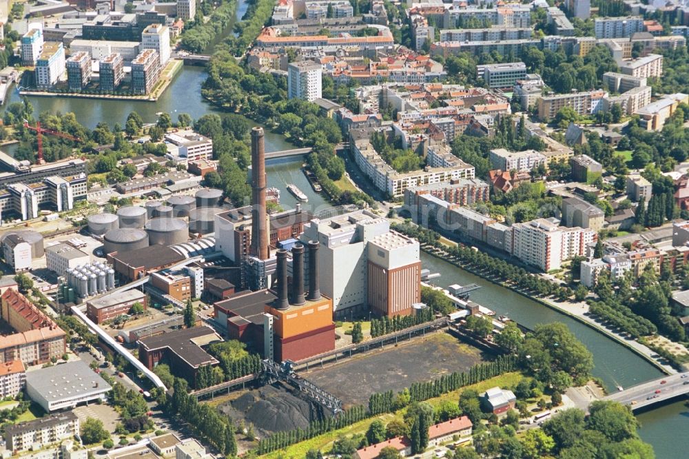 Aerial photograph Berlin - The power station Charlottenburg is located on the Kalowswerder in the district Berlin-Charlottenburg-Wilmersdorf. At the time of recording, it was owned by the BEWAG. Striking is the high chimney of the old power station, which was later demolished