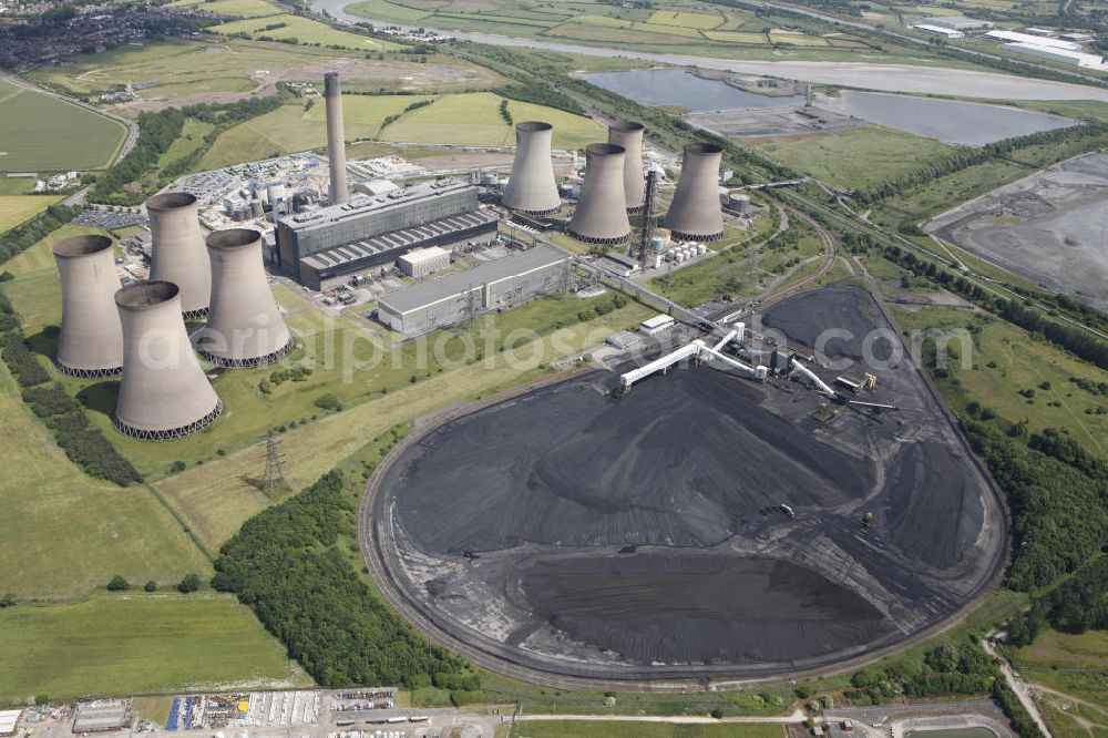 Cuerdley from the bird's eye view: Luftaufnahme des Kohlekraftwerks Fiddlers Ferry. Es befindet sich am Nordufer des Flusses Mersey und hat eine Kapazität von 2 Gigawatt. Aerial view of the Fiddlers Ferry Power Station. It is situated on the north bank of the River Mersey and has a capacity of 2 gigawatts.