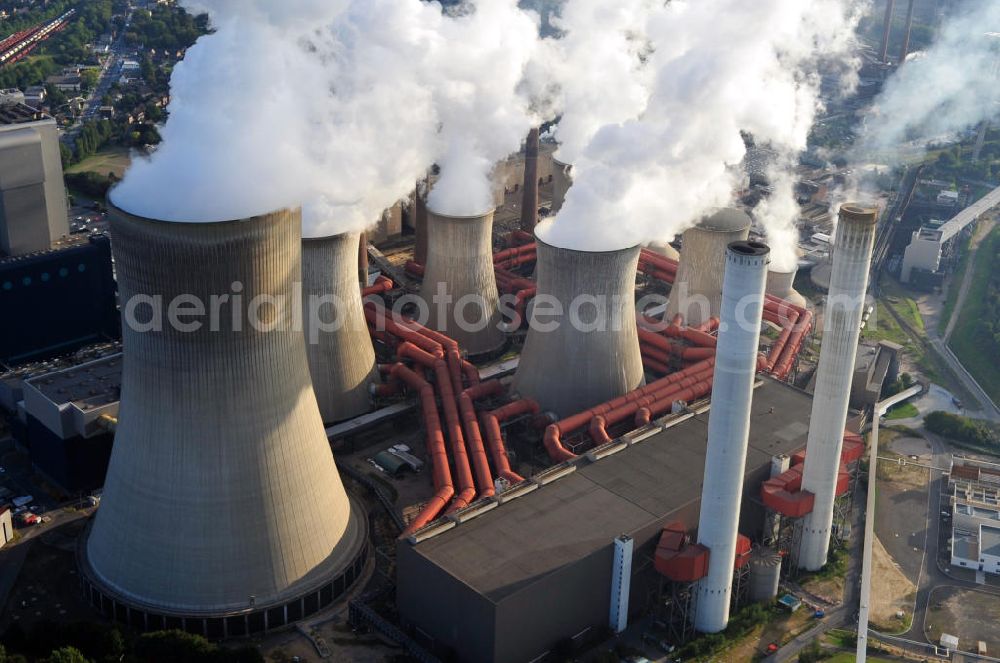 Grevenbroich - Neurath from the bird's eye view: Kraftwerk Neurath des Betreibers RWE in Nordrhein-Westfalen. Aus den Schornsteinen des Heizkraftwerkes steigt Rauch empor. Generating Station Neurath in North Rhine-Westphalia.