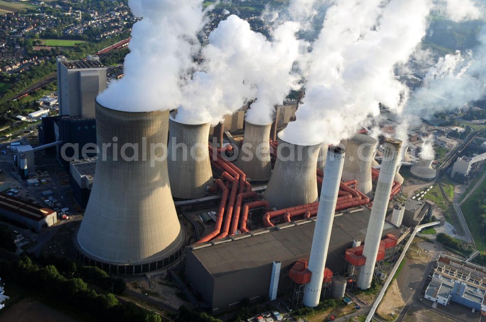 Aerial image Grevenbroich - Neurath - Kraftwerk Neurath des Betreibers RWE in Nordrhein-Westfalen. Aus den Schornsteinen des Heizkraftwerkes steigt Rauch empor. Generating Station Neurath in North Rhine-Westphalia.