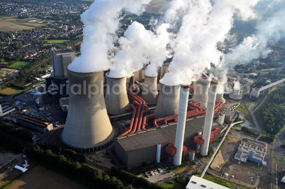 Aerial photograph Grevenbroich - Neurath - Kraftwerk Neurath des Betreibers RWE in Nordrhein-Westfalen. Aus den Schornsteinen des Heizkraftwerkes steigt Rauch empor. Generating Station Neurath in North Rhine-Westphalia.