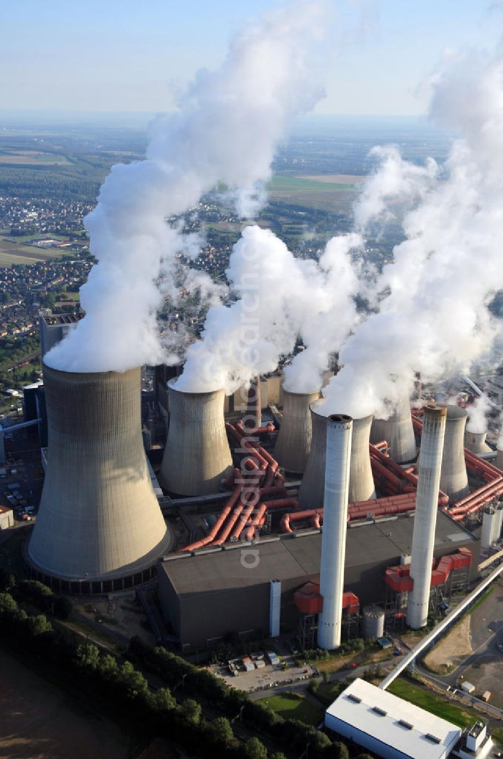 Grevenbroich - Neurath from the bird's eye view: Kraftwerk Neurath des Betreibers RWE in Nordrhein-Westfalen. Aus den Schornsteinen des Heizkraftwerkes steigt Rauch empor. Generating Station Neurath in North Rhine-Westphalia.