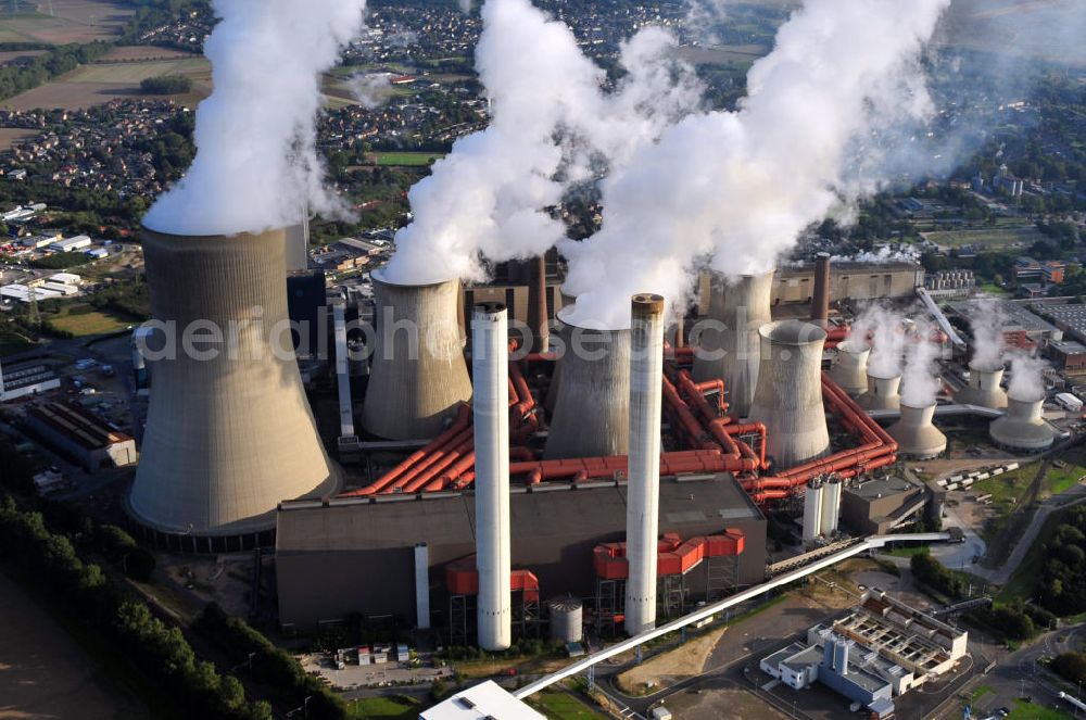 Aerial image Grevenbroich - Neurath - Kraftwerk Neurath des Betreibers RWE in Nordrhein-Westfalen. Aus den Schornsteinen des Heizkraftwerkes steigt Rauch empor. Generating Station Neurath in North Rhine-Westphalia.