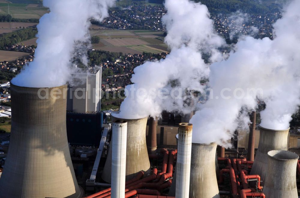 Aerial photograph Grevenbroich - Neurath - Kraftwerk Neurath des Betreibers RWE in Nordrhein-Westfalen. Aus den Schornsteinen des Heizkraftwerkes steigt Rauch empor. Generating Station Neurath in North Rhine-Westphalia.