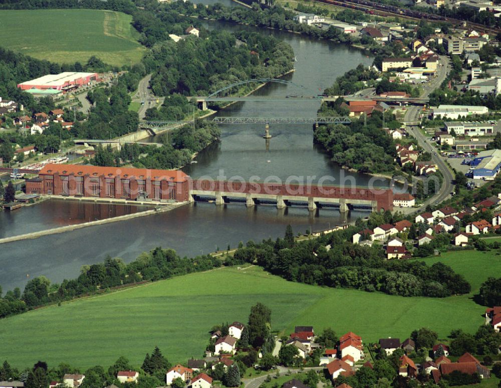 Aerial image Passau - Das Kraftwerk Kachlet ist ein von der Bayernwerk Wasserkraft AG betriebenes Stauwerk mit Doppelschleuse und Wasserkraftwerk in der Donau bei Flusskilometer 2234,2 oberhalb von Passau. Das Kachlet, ein mit Felsen und kleinen Inseln übersäter Donauabschnitt vor Passau, behinderte seit jeher den Schiffsverkehr. So entschied man sich, die fast 20 km lange Gefahrenstrecke zu überstauen. Dazu errichtete die 1921 gegründete Rhein-Main-Donau-AG von 1922 bis 1927 ein Kraftwerk mit Doppelschleuse. Dies war zugleich der erste Schritt zur Schaffung der Großschiffahrtsstraße Main-Donau-Kanal. Im September 1925 fuhren erstmals Schiffe durch die Schleuse.