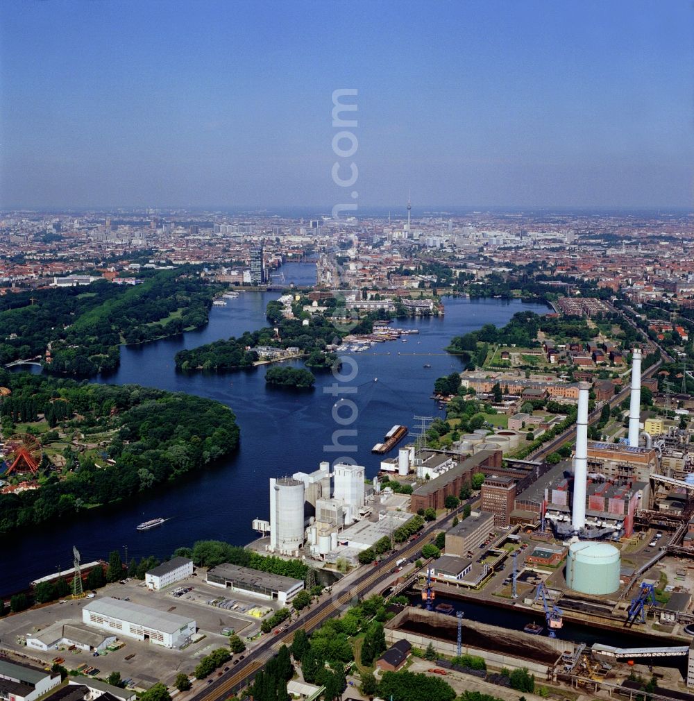 Aerial photograph Berlin - Not far from the Rummelsburger bay exists along the road Koepenick in Berlin-Rummelsburg an industrial area. Formative the listed Klingenberg power plant is produced which district heating and electricity for the surrounding urban area of ??Berlin. Owner of the power plant is Vattenfall. Right on the banks of the river Spree, opposite the Berlin Spree Park can be seen GmbH & Co. KG industrial plants in the cement plant in Berlin