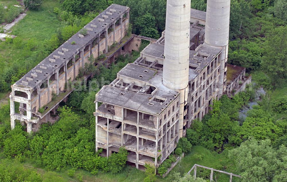 Eisenhüttenstadt from above - Blick auf das Kraftwerk Vogelsang (Wernerwerk) im Eisenhüttenstädter Ortsteil Fürstenberg. Der Bau wurde 1943 von der Märkischen Elektrizitätswerk AG (MEW) begonnen. Kurz vor der Inbetriebnahme wurde das Kraftwerk im Februar 1945 von der Sowjetarmee besetzt und war bis April 1945 Schauplatz verlustreicher Kämpfe. Nach Kriegsende wurden die technischen Anlagen von der Besatzungsmacht demontiert und nur das Gerüst aus Stahlbeton blieb erhalten. View of the power plant Vogelsang (Werner plant) in the the urban district Fuerstenberg in Eisenhuettenstadt. The construction was started in 1943. Shortly before putting into operation the plant was occupied by the Soviet army in February 1945 and was the scene of lossy fighting till April 1945. After the war, the technical facilities were dismantled by the occupying power and only the skeleton of reinforced concrete remained.