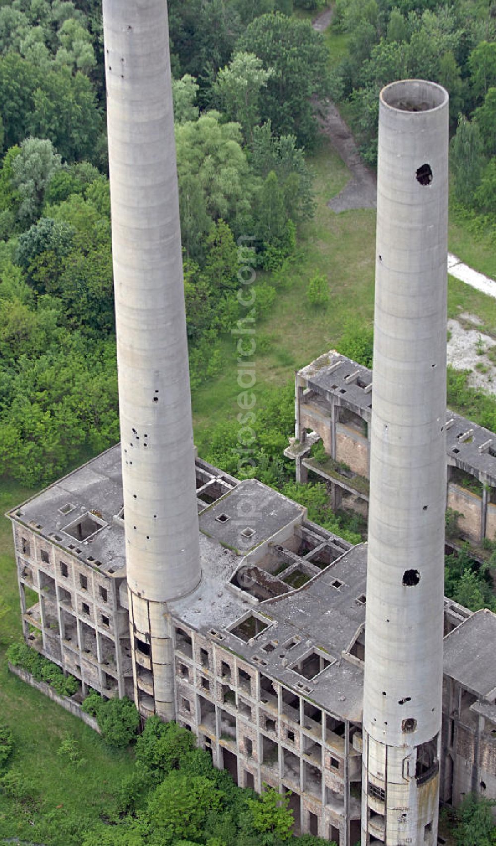 Eisenhüttenstadt from the bird's eye view: Blick auf das Kraftwerk Vogelsang (Wernerwerk) im Eisenhüttenstädter Ortsteil Fürstenberg. Der Bau wurde 1943 von der Märkischen Elektrizitätswerk AG (MEW) begonnen. Kurz vor der Inbetriebnahme wurde das Kraftwerk im Februar 1945 von der Sowjetarmee besetzt und war bis April 1945 Schauplatz verlustreicher Kämpfe. Nach Kriegsende wurden die technischen Anlagen von der Besatzungsmacht demontiert und nur das Gerüst aus Stahlbeton blieb erhalten. View of the power plant Vogelsang (Werner plant) in the the urban district Fuerstenberg in Eisenhuettenstadt. The construction was started in 1943. Shortly before putting into operation the plant was occupied by the Soviet army in February 1945 and was the scene of lossy fighting till April 1945. After the war, the technical facilities were dismantled by the occupying power and only the skeleton of reinforced concrete remained.