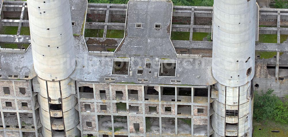 Aerial image Eisenhüttenstadt - Blick auf das Kraftwerk Vogelsang (Wernerwerk) im Eisenhüttenstädter Ortsteil Fürstenberg. Der Bau wurde 1943 von der Märkischen Elektrizitätswerk AG (MEW) begonnen. Kurz vor der Inbetriebnahme wurde das Kraftwerk im Februar 1945 von der Sowjetarmee besetzt und war bis April 1945 Schauplatz verlustreicher Kämpfe. Nach Kriegsende wurden die technischen Anlagen von der Besatzungsmacht demontiert und nur das Gerüst aus Stahlbeton blieb erhalten. View of the power plant Vogelsang (Werner plant) in the the urban district Fuerstenberg in Eisenhuettenstadt. The construction was started in 1943. Shortly before putting into operation the plant was occupied by the Soviet army in February 1945 and was the scene of lossy fighting till April 1945. After the war, the technical facilities were dismantled by the occupying power and only the skeleton of reinforced concrete remained.