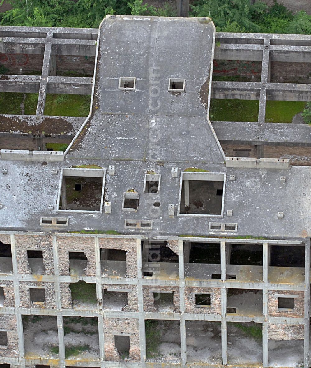 Aerial photograph Eisenhüttenstadt - Blick auf das Kraftwerk Vogelsang (Wernerwerk) im Eisenhüttenstädter Ortsteil Fürstenberg. Der Bau wurde 1943 von der Märkischen Elektrizitätswerk AG (MEW) begonnen. Kurz vor der Inbetriebnahme wurde das Kraftwerk im Februar 1945 von der Sowjetarmee besetzt und war bis April 1945 Schauplatz verlustreicher Kämpfe. Nach Kriegsende wurden die technischen Anlagen von der Besatzungsmacht demontiert und nur das Gerüst aus Stahlbeton blieb erhalten. View of the power plant Vogelsang (Werner plant) in the the urban district Fuerstenberg in Eisenhuettenstadt. The construction was started in 1943. Shortly before putting into operation the plant was occupied by the Soviet army in February 1945 and was the scene of lossy fighting till April 1945. After the war, the technical facilities were dismantled by the occupying power and only the skeleton of reinforced concrete remained.