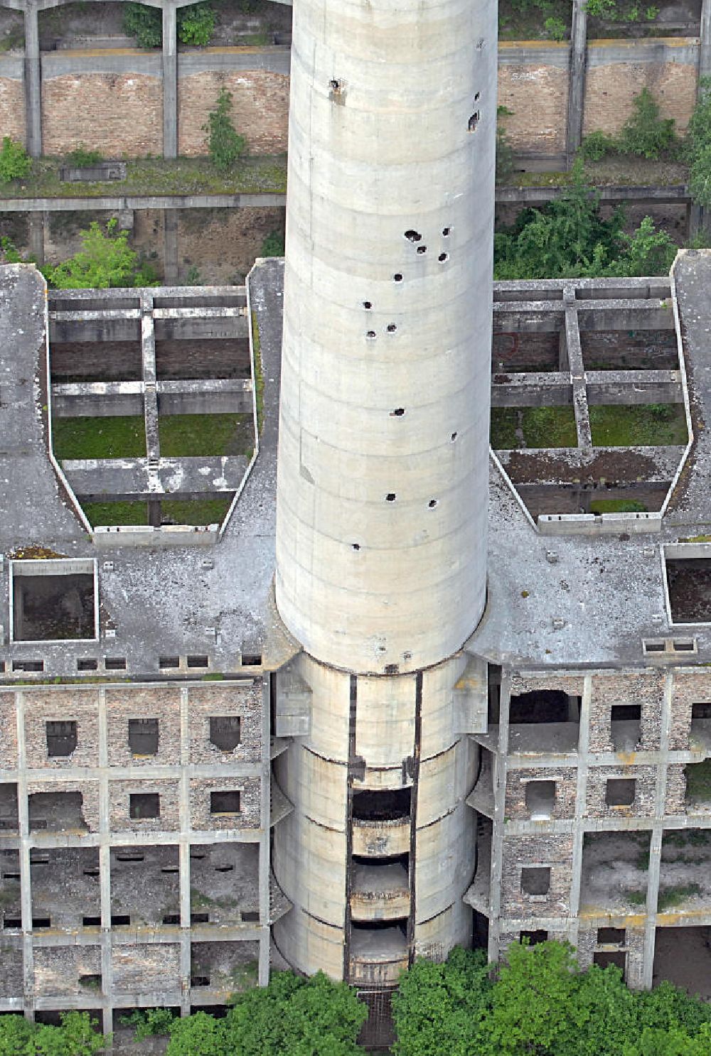 Eisenhüttenstadt from above - Blick auf das Kraftwerk Vogelsang (Wernerwerk) im Eisenhüttenstädter Ortsteil Fürstenberg. Der Bau wurde 1943 von der Märkischen Elektrizitätswerk AG (MEW) begonnen. Kurz vor der Inbetriebnahme wurde das Kraftwerk im Februar 1945 von der Sowjetarmee besetzt und war bis April 1945 Schauplatz verlustreicher Kämpfe. Nach Kriegsende wurden die technischen Anlagen von der Besatzungsmacht demontiert und nur das Gerüst aus Stahlbeton blieb erhalten. View of the power plant Vogelsang (Werner plant) in the the urban district Fuerstenberg in Eisenhuettenstadt. The construction was started in 1943. Shortly before putting into operation the plant was occupied by the Soviet army in February 1945 and was the scene of lossy fighting till April 1945. After the war, the technical facilities were dismantled by the occupying power and only the skeleton of reinforced concrete remained.