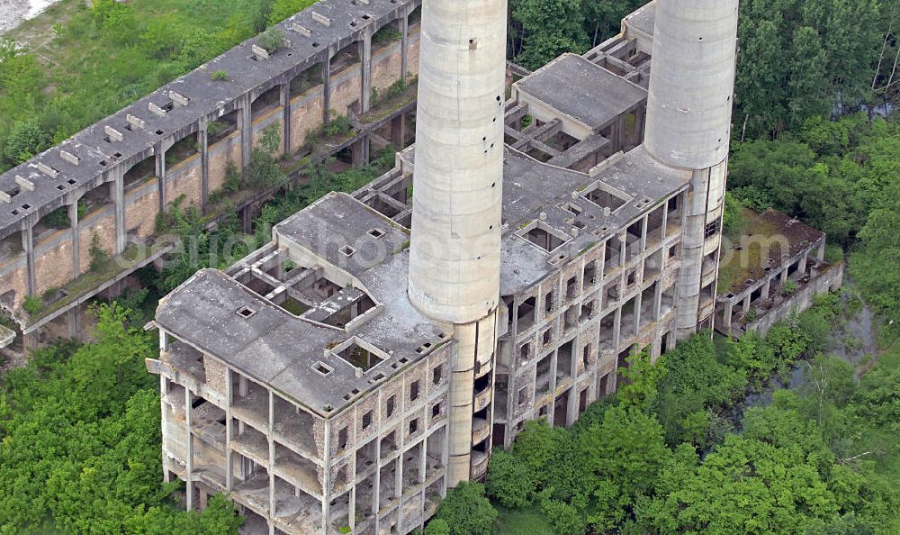 Aerial image Eisenhüttenstadt - Blick auf das Kraftwerk Vogelsang (Wernerwerk) im Eisenhüttenstädter Ortsteil Fürstenberg. Der Bau wurde 1943 von der Märkischen Elektrizitätswerk AG (MEW) begonnen. Kurz vor der Inbetriebnahme wurde das Kraftwerk im Februar 1945 von der Sowjetarmee besetzt und war bis April 1945 Schauplatz verlustreicher Kämpfe. Nach Kriegsende wurden die technischen Anlagen von der Besatzungsmacht demontiert und nur das Gerüst aus Stahlbeton blieb erhalten. View of the power plant Vogelsang (Werner plant) in the the urban district Fuerstenberg in Eisenhuettenstadt. The construction was started in 1943. Shortly before putting into operation the plant was occupied by the Soviet army in February 1945 and was the scene of lossy fighting till April 1945. After the war, the technical facilities were dismantled by the occupying power and only the skeleton of reinforced concrete remained.