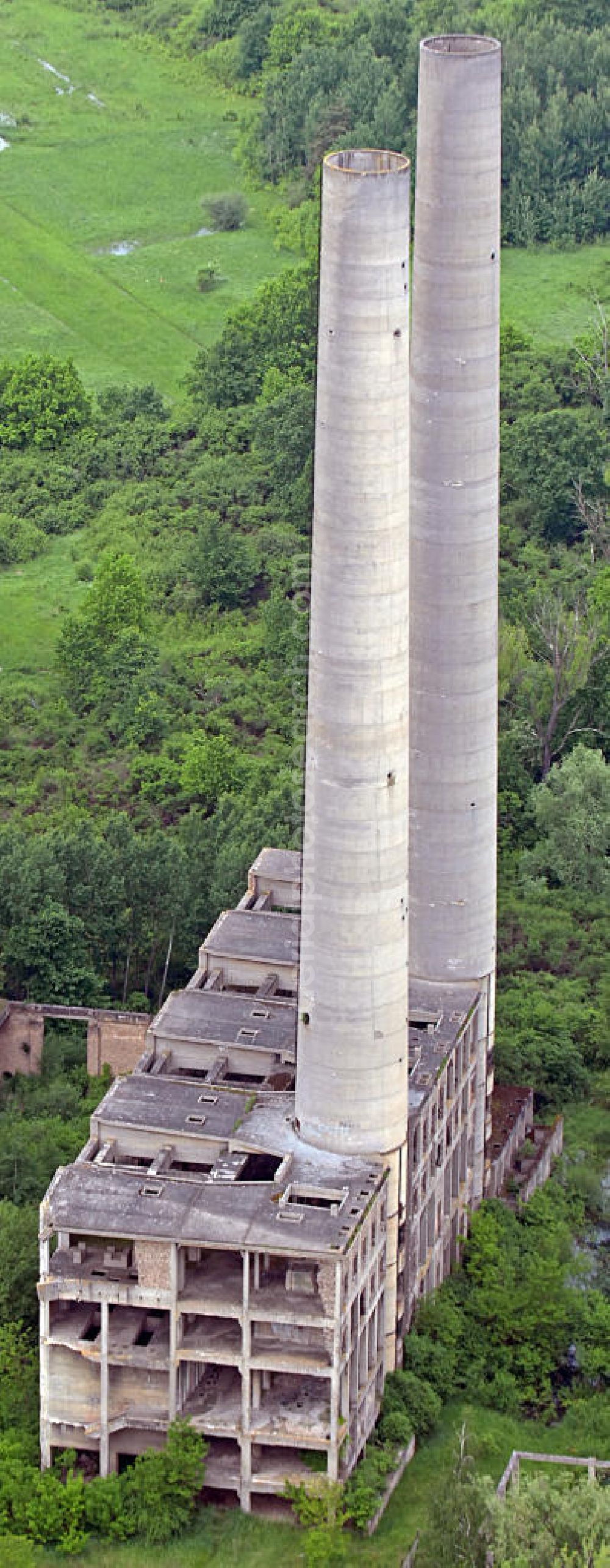 Aerial photograph Eisenhüttenstadt - Blick auf das Kraftwerk Vogelsang (Wernerwerk) im Eisenhüttenstädter Ortsteil Fürstenberg. Der Bau wurde 1943 von der Märkischen Elektrizitätswerk AG (MEW) begonnen. Kurz vor der Inbetriebnahme wurde das Kraftwerk im Februar 1945 von der Sowjetarmee besetzt und war bis April 1945 Schauplatz verlustreicher Kämpfe. Nach Kriegsende wurden die technischen Anlagen von der Besatzungsmacht demontiert und nur das Gerüst aus Stahlbeton blieb erhalten. View of the power plant Vogelsang (Werner plant) in the the urban district Fuerstenberg in Eisenhuettenstadt. The construction was started in 1943. Shortly before putting into operation the plant was occupied by the Soviet army in February 1945 and was the scene of lossy fighting till April 1945. After the war, the technical facilities were dismantled by the occupying power and only the skeleton of reinforced concrete remained.