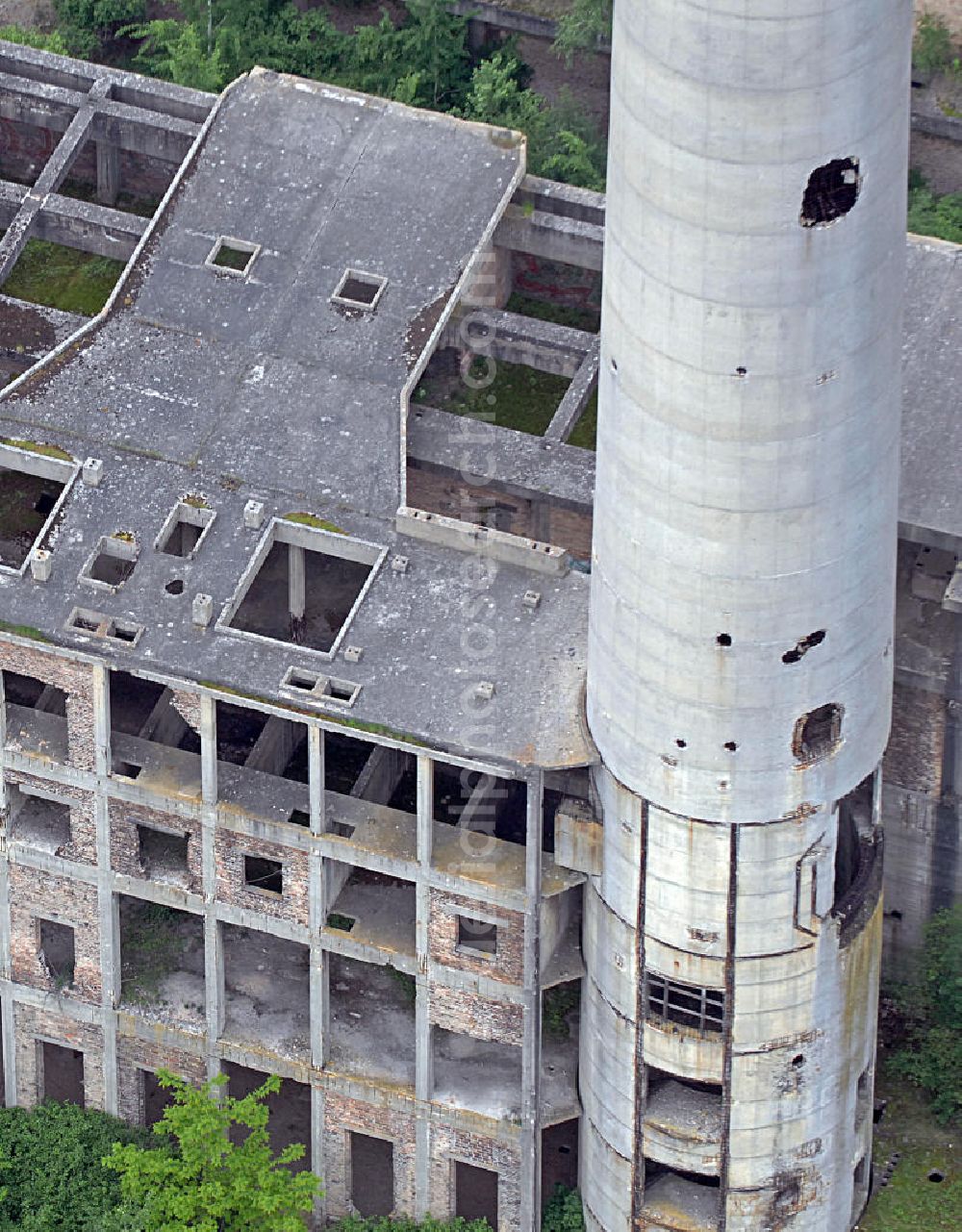 Eisenhüttenstadt from above - Blick auf das Kraftwerk Vogelsang (Wernerwerk) im Eisenhüttenstädter Ortsteil Fürstenberg. Der Bau wurde 1943 von der Märkischen Elektrizitätswerk AG (MEW) begonnen. Kurz vor der Inbetriebnahme wurde das Kraftwerk im Februar 1945 von der Sowjetarmee besetzt und war bis April 1945 Schauplatz verlustreicher Kämpfe. Nach Kriegsende wurden die technischen Anlagen von der Besatzungsmacht demontiert und nur das Gerüst aus Stahlbeton blieb erhalten. View of the power plant Vogelsang (Werner plant) in the the urban district Fuerstenberg in Eisenhuettenstadt. The construction was started in 1943. Shortly before putting into operation the plant was occupied by the Soviet army in February 1945 and was the scene of lossy fighting till April 1945. After the war, the technical facilities were dismantled by the occupying power and only the skeleton of reinforced concrete remained.