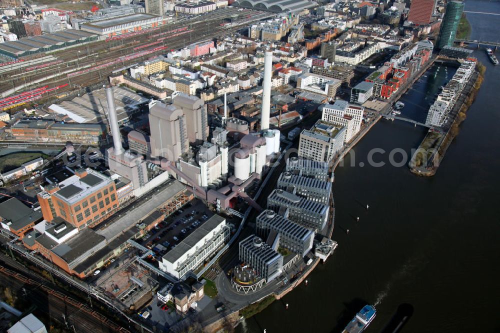 Frankfurt am Main from the bird's eye view: Blick auf den Westhafen am Main und das Frankfurter Kraftwerk, mit dem Hauptbahnhof im Hintergrund. View to the power staion and the west-harbour in Frankfurt on the Main, with the central station in the background.