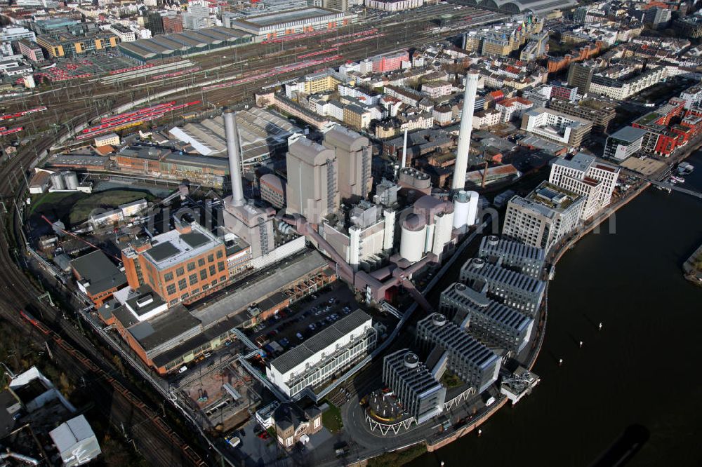 Aerial image Frankfurt am Main - Blick auf den Westhafen am Main und das Frankfurter Kraftwerk, mit dem Hauptbahnhof im Hintergrund. View to the power staion and the west-harbour in Frankfurt on the Main, with the central station in the background.