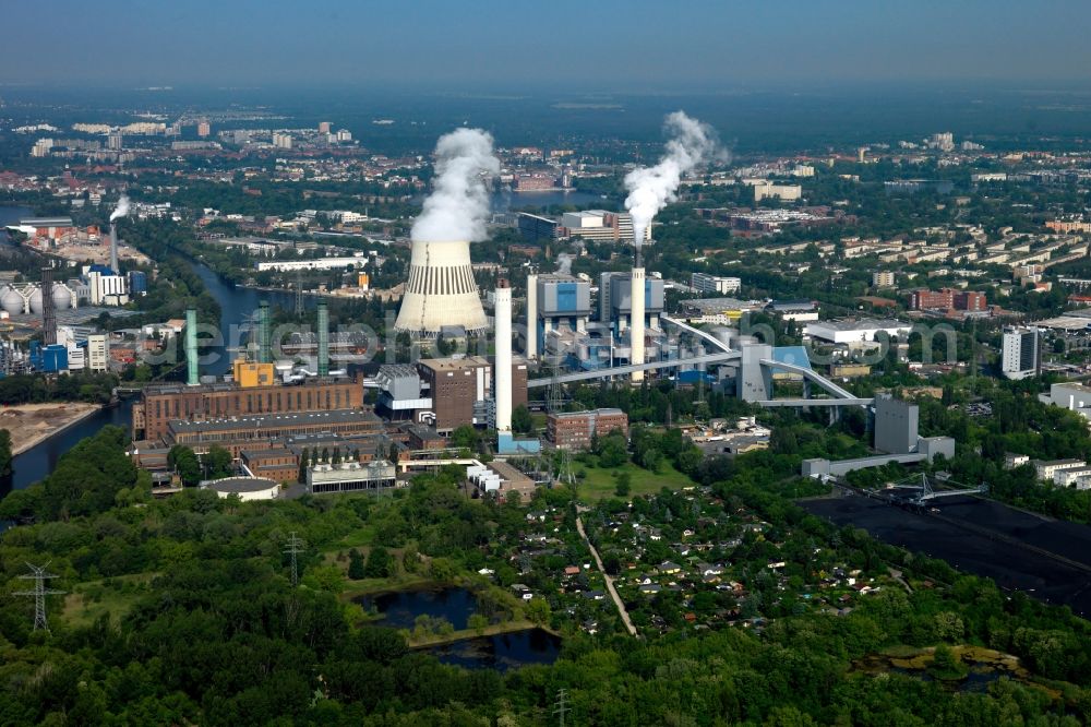 Aerial image Berlin - Power plants and exhaust towers of thermal power stations Reuter and Reuter-West on the riverbank of the Spree in the Siemensstadt part in Berlin in Germany