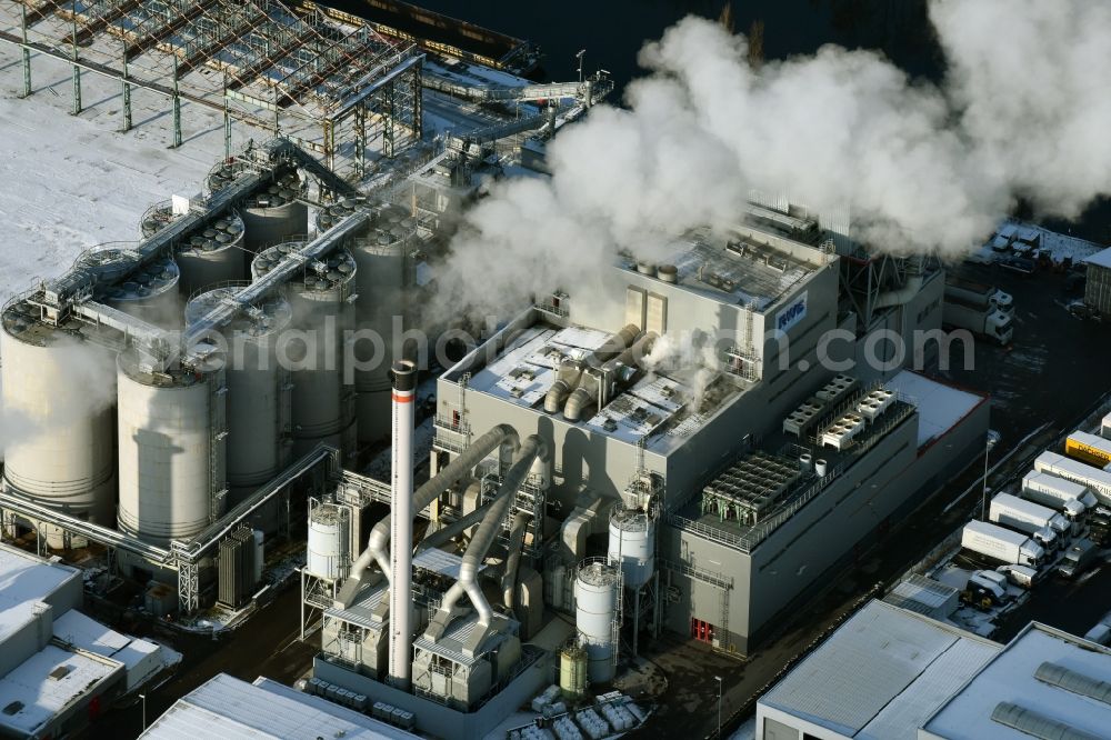 Aerial image Berlin - Power plants and exhaust towers of thermal power station - Blockheizwerk der RWE an der Koepenicker Strasse in Berlin in Germany