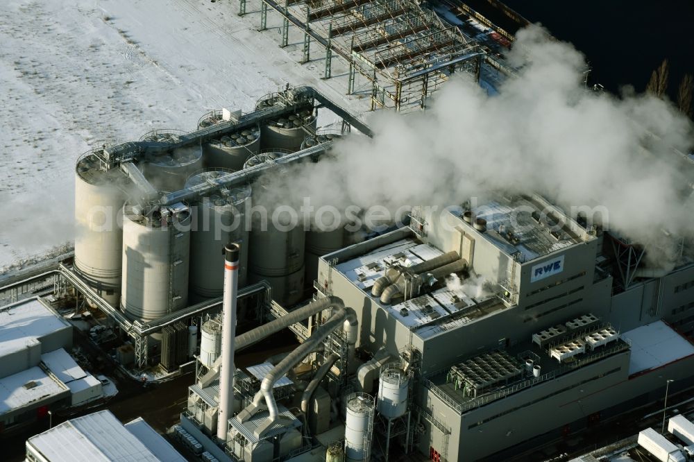 Aerial photograph Berlin - Power plants and exhaust towers of thermal power station - Blockheizwerk der RWE an der Koepenicker Strasse in Berlin in Germany