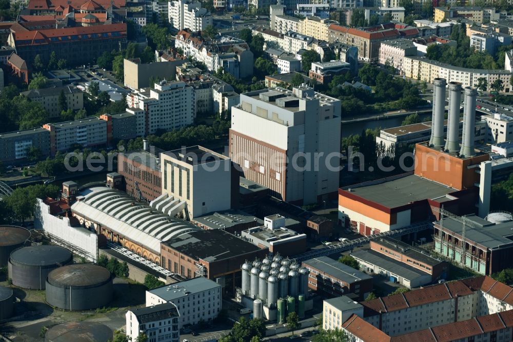 Aerial image Berlin - Power plants and exhaust towers of thermal power station Charlottenburg Am Spreebord in Berlin, Germany