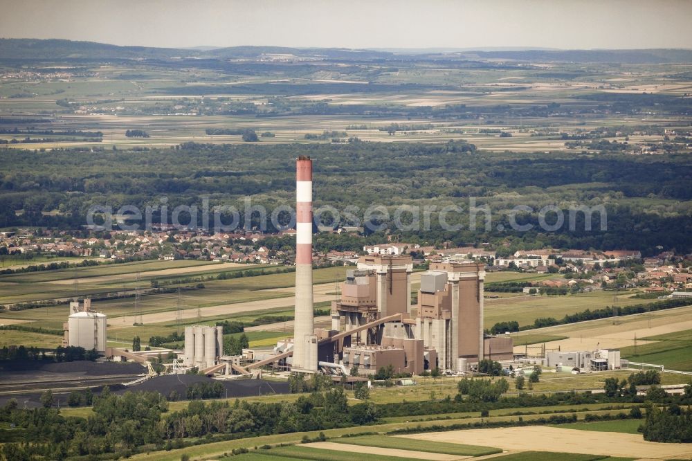 Dürnrohr from the bird's eye view: Power plants and exhaust towers of the thermal power station in Duernrohr in Lower Austria, Austria. The power station is steam powerd and a thermic waste management site, surrounded by agricultural fields