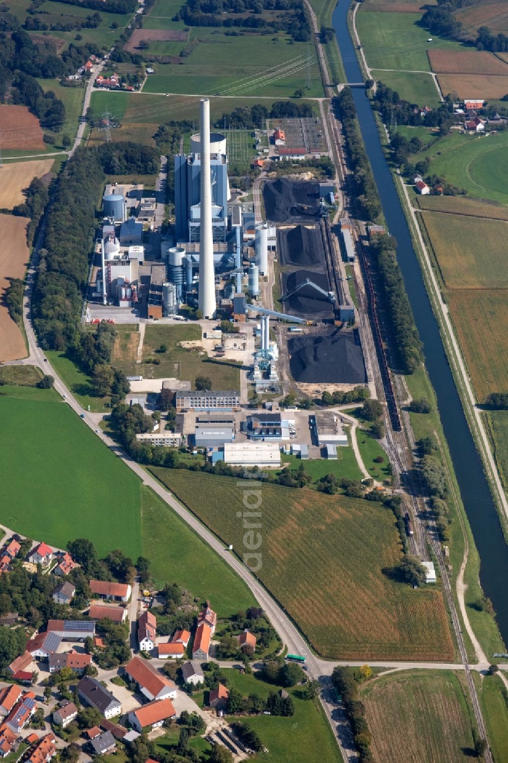 Zolling from the bird's eye view: Power plants and exhaust towers of thermal power station ENGIE Kraftwerk Zolling in Zolling in the state Bavaria, Germany