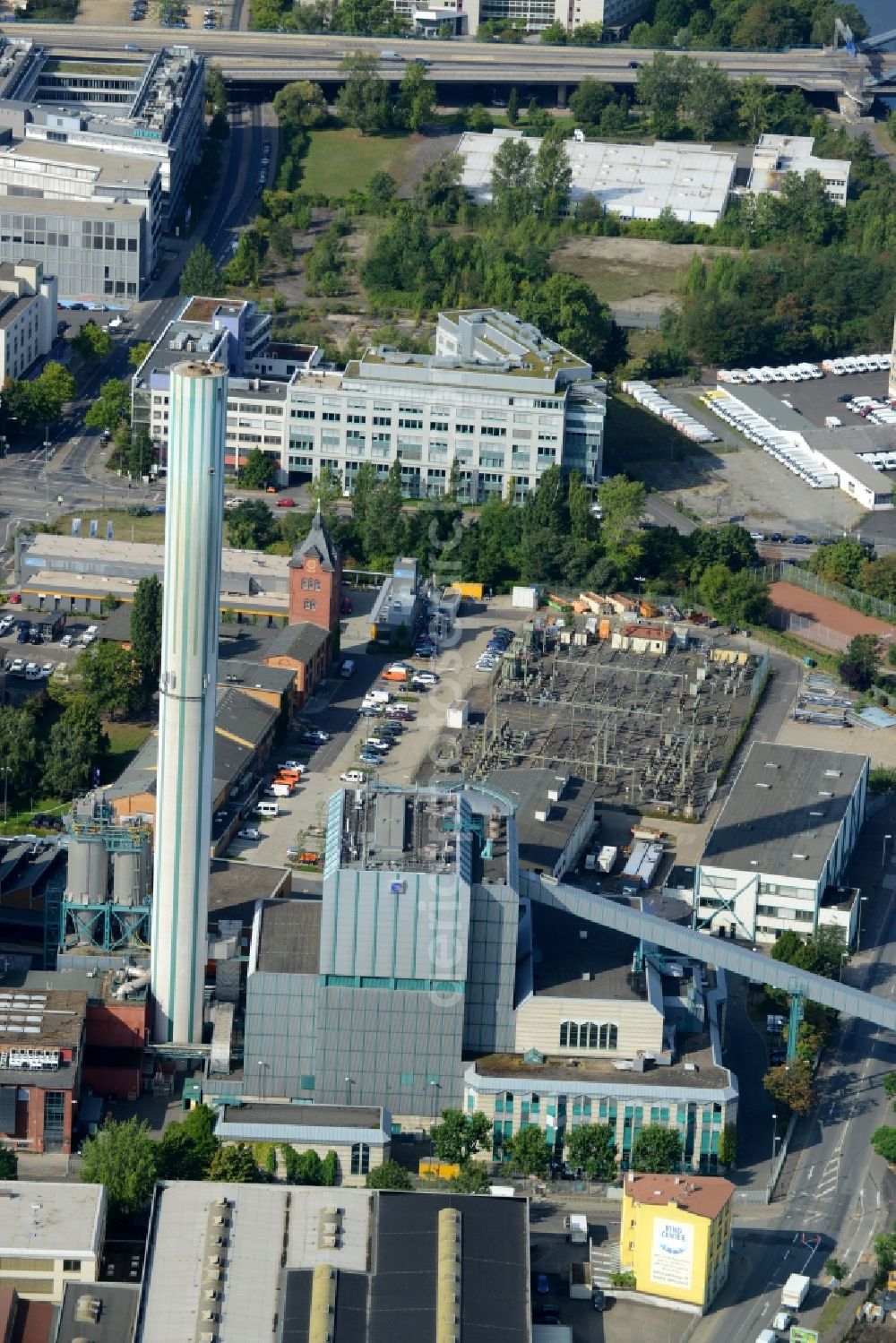 Offenbach am Main from the bird's eye view: Power plants and exhaust towers of thermal power station of Energieversorgung Offenbach (EVO) in Offenbach am Main in the state Hesse